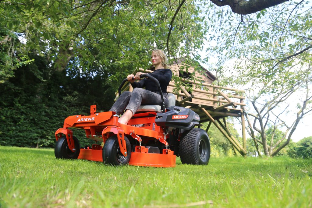 traktorová kosačka zero-turn s otáčaním okolo vlastnej osi Ariens EDGE do stredných záhrad