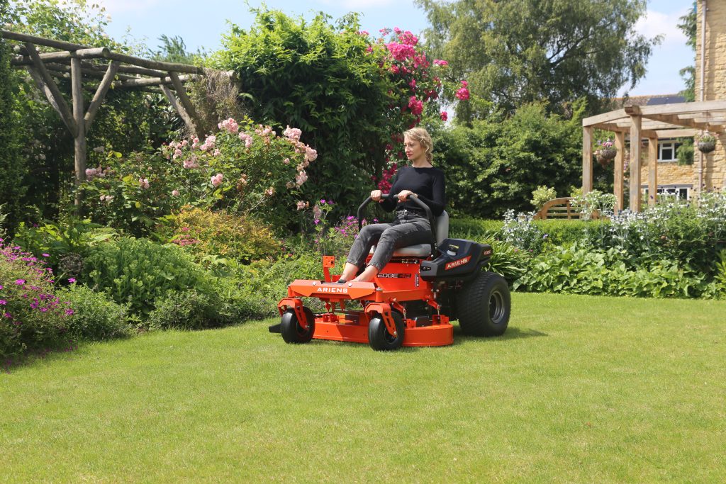 jednoduché použitie traktorových kosačiek Ariens Edge s otáčaním okolo vlastnej osi do stredne veľkých záhrad