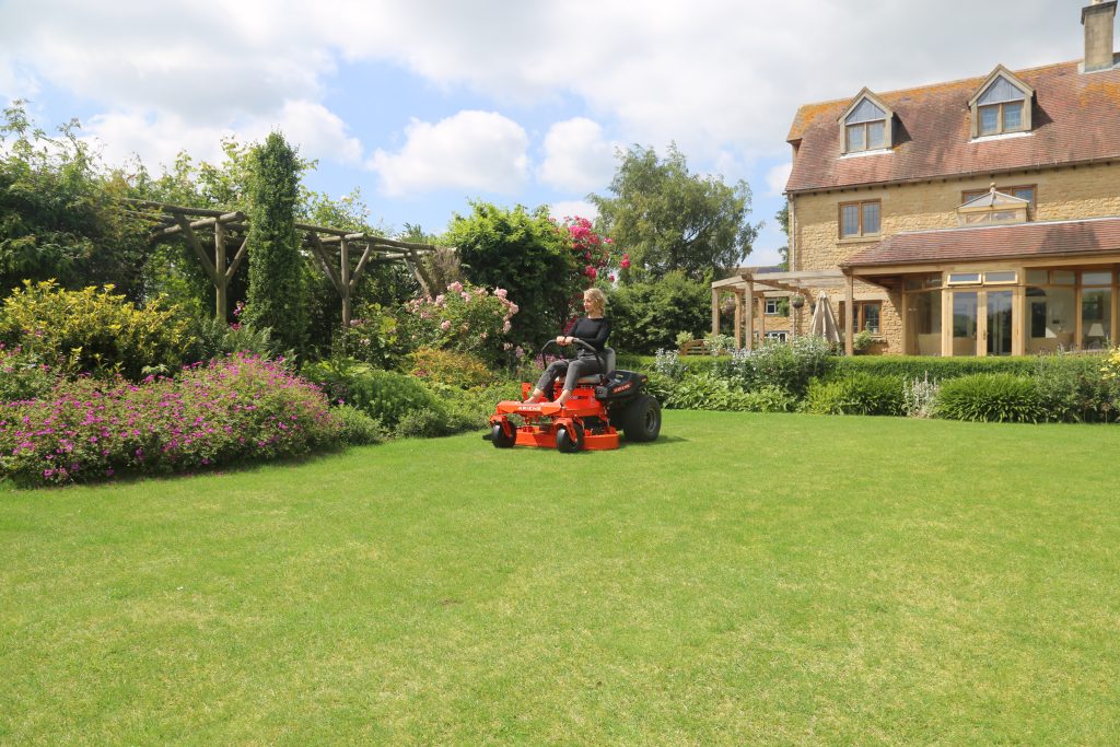 traktorová kosačka zero-turn s otáčaním okolo vlastnej osi do stredne veľkých záhrad Ariens Edge
